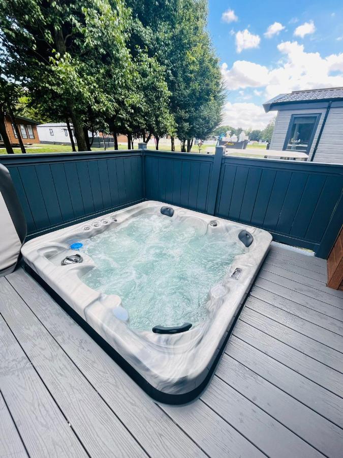 Fir Tree Lodge With Hot Tub York Exterior foto
