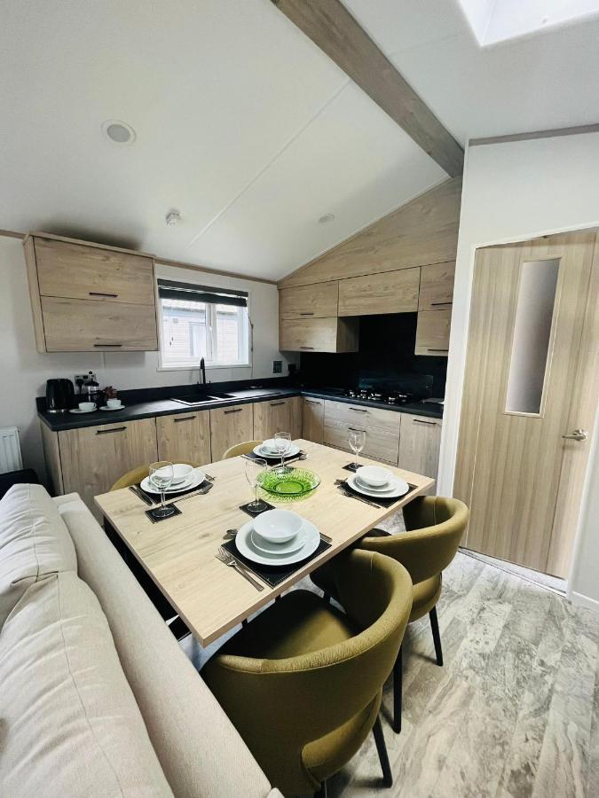 Fir Tree Lodge With Hot Tub York Exterior foto